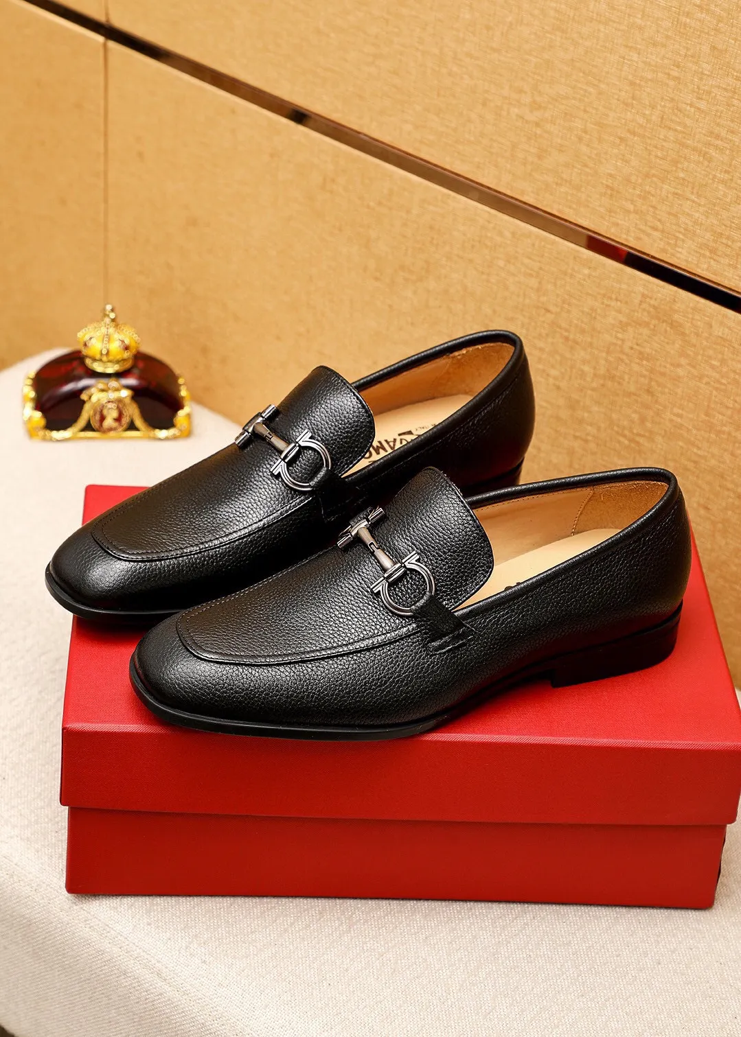 Men's shoes 💰480 💐 Product trademark: Ferragamo "Ferragamo" casual leather shoes Regular size: 38-44 (45🉑️customized) Product materials: Selected imported first-layer pebbled cowhide leather upper + luxury hardware buckle, imported water-dyed cow leather lining. Strong three-dimensional visual effect, original rubber outsole Color: 3⃣️seed leather materials available